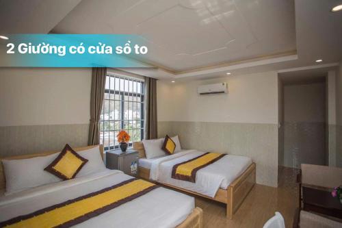 twee bedden in een hotelkamer met een bord met de tekst scheepvaart co china bij Hotel Rocket in Vung Tau