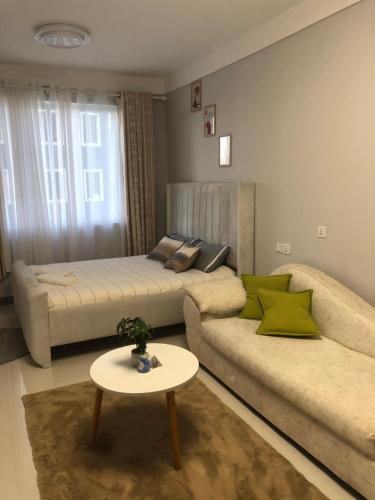 Ruang duduk di Cozy Studio Apartment near JKIA