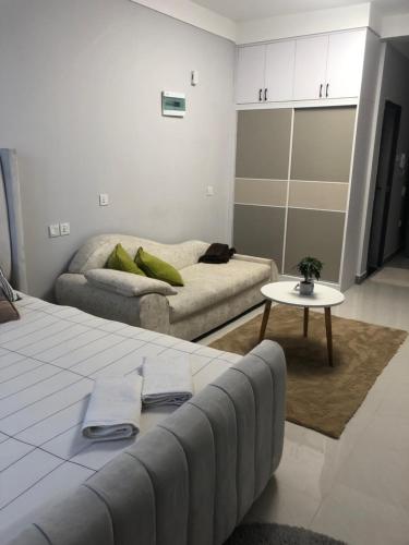 Katil atau katil-katil dalam bilik di Cozy Studio Apartment near JKIA