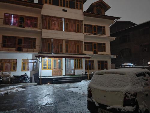 Reshi guest house during the winter