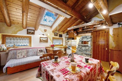 a bedroom with a bed and a table in a room at Chalet L'Ange Des Neiges in Valtournenche