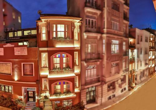 um grupo de edifícios altos com luzes sobre eles em Faik Pasha Hotels Special Category Beyoglu Istanbul em Istambul