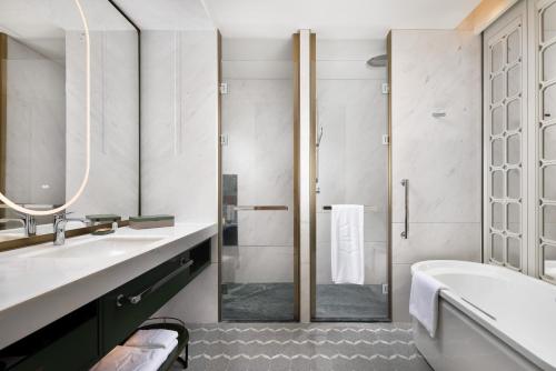 bagno con vasca, lavandino e doccia di Shangri-La Nanshan, Shenzhen a Shenzhen