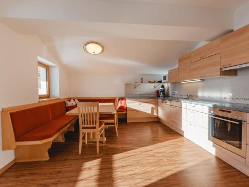 cocina con mesa y comedor en Apartment Tauernblick by Interhome, en Bramberg am Wildkogel