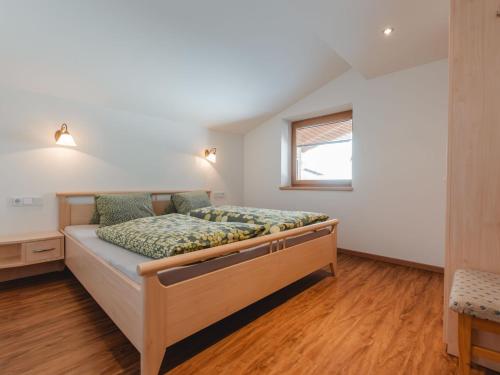 1 dormitorio con cama y ventana en Apartment Tauernblick by Interhome, en Bramberg am Wildkogel