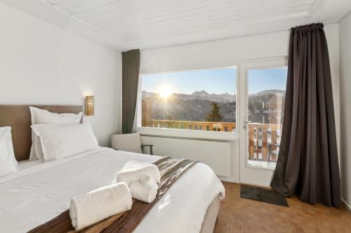 Una cama o camas en una habitación de Crans Montana Suites