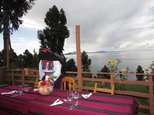 una mesa con un mantel sobre una mesa con vistas en Titicaca Chaska Wasi Amantani, en Ocosuyo