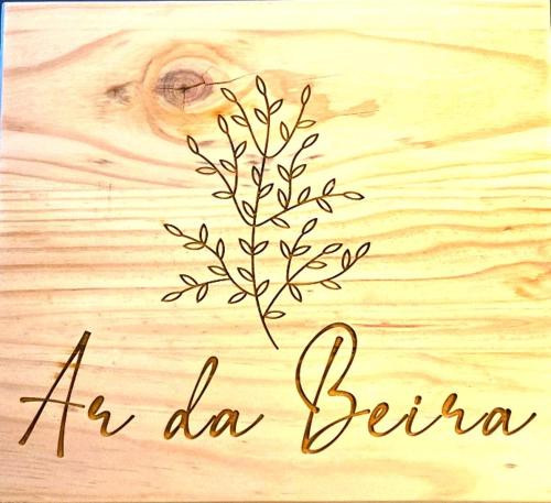 dessin d'une plante sur une table en bois dans l'établissement Ar da Beira, à Belmonte