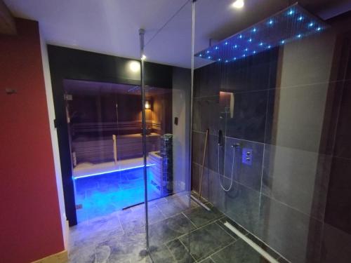 Ванная комната в MORZINE GUEST CHALET HYPERCENTRE Hot tub & Sauna