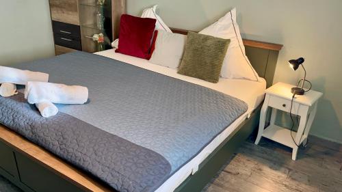 um quarto com uma cama grande e almofadas vermelhas e brancas em Charmantes Privatzimmer in der Stadt em Koblenz