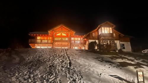 een groot huis in de sneeuw 's nachts bij Villa Frischmuth am See in Altaussee