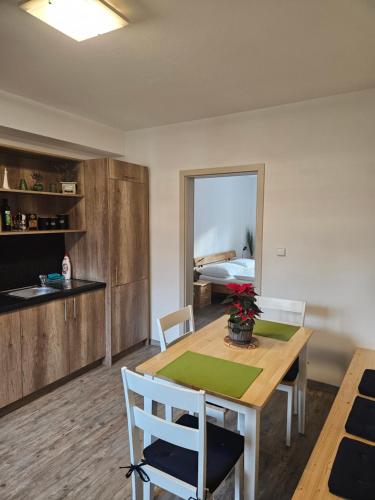 eine Küche und ein Esszimmer mit einem Tisch und Stühlen in der Unterkunft Apartmány Karolína - Kašperské Hory in Kašperské Hory