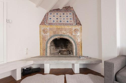 un camino nell'angolo del soggiorno di Principe Real Swoonworthy, Pristine, 1BR Cottage a Lisbona