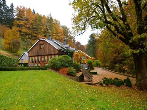 Magnificent Manor in Vresse-Sur-Semois with Sauna tesisinin dışında bir bahçe