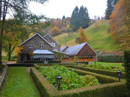 Magnificent Manor in Vresse-Sur-Semois with Sauna tesisinin dışında bir bahçe