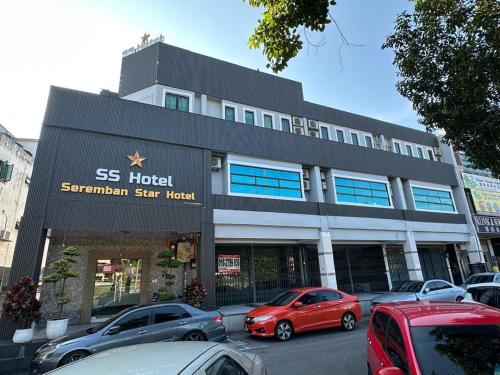 um edifício com carros estacionados em frente em SS Hotel Seremban em Seremban