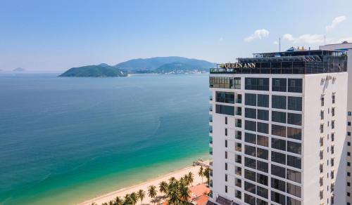 vista su un hotel e sulla spiaggia di Queen Ann Nha Trang Hotel a Nha Trang