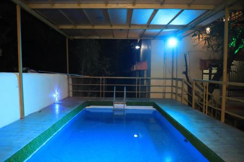 La alberca dentro o cerca de HemHarsh Holiday Home with pool