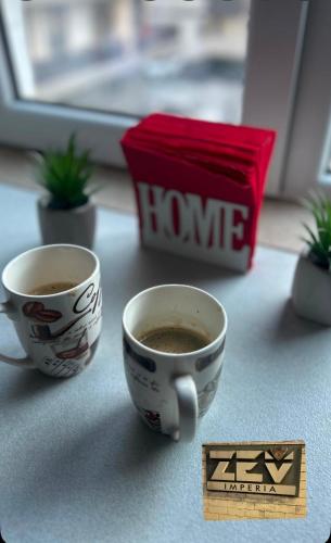 dos tazas de café en una mesa con un home box en NordSea MAMAIA, en Năvodari