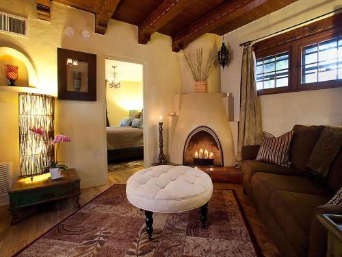 sala de estar con sofá y chimenea en Casa de Tres Lunas/House of Three Moons, en Santa Fe