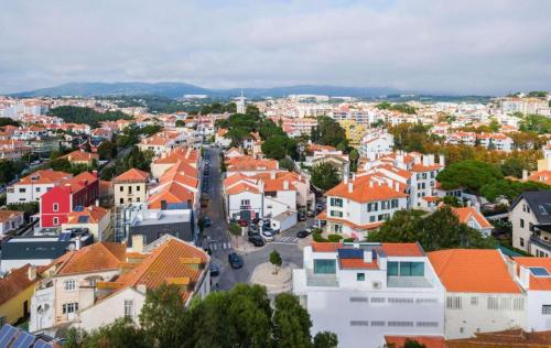 una vista aerea di una città con edifici di Home with a view - spacious Apartment a Estoril