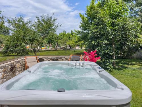 un jacuzzi en un patio con árboles en Natura Bungalows, en Limenas