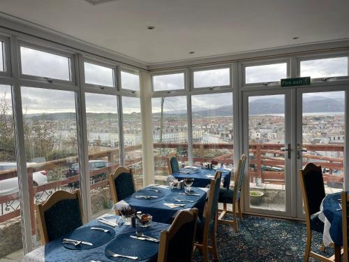 Headlands Hotel tesisinde bir restoran veya yemek mekanı