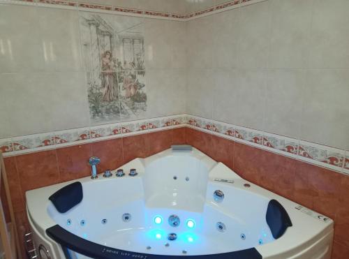 jacuzzi en una habitación en Gasthof Klug zum Ehrensepp, en Modriach