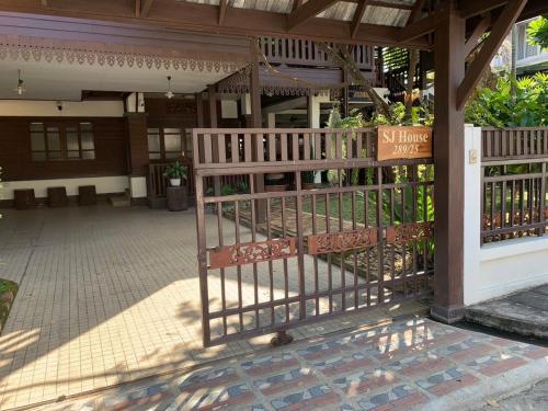 チェンマイにあるSJ Houseの建物前看板門