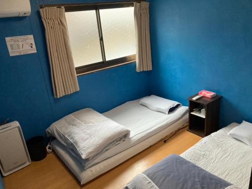 Posteľ alebo postele v izbe v ubytovaní Hostel Blue Door ホステル ブルードア