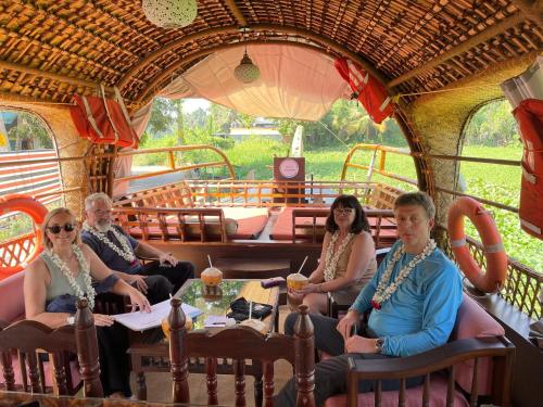 Khách lưu trú tại Thara's Houseboat