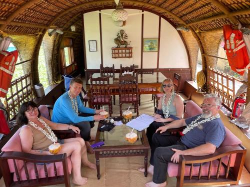 Khách lưu trú tại Thara's Houseboat