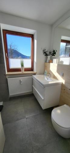 Photo de la galerie de l'établissement Ferienwohnung Alpenflair mit Pool und Sauna & direkt am Skilift, à Missen-Wilhams