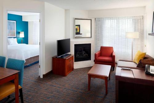 Residence Inn Saint Louis Airport / Earth City في مدينة ايرث: فندق غرفه بسرير وصاله