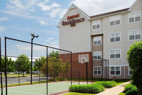 Residence Inn Saint Louis Airport / Earth City في مدينة ايرث: ملعب تنس أمام الفندق