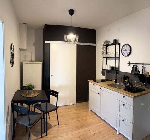 uma cozinha com uma mesa e uma sala de jantar em 4 STARS APARTMENTS Near Airport em Velika Gorica