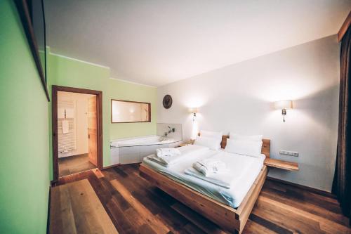 Una cama o camas en una habitación de Aktivhotel Wildschütz