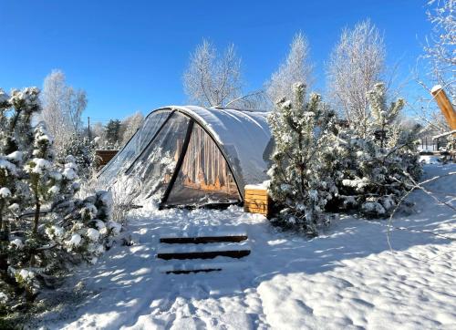 Tenda igloo di lusso nella neve di Osada Marchowo a Kielno