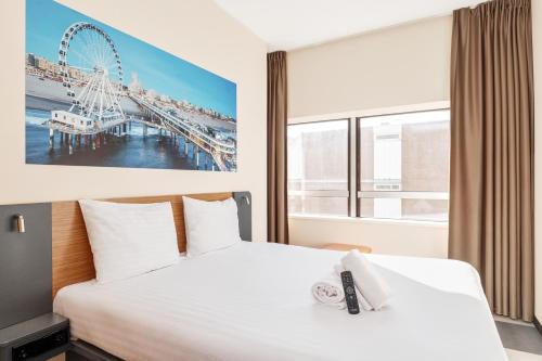 Кровать или кровати в номере easyHotel The Hague Scheveningen Beach