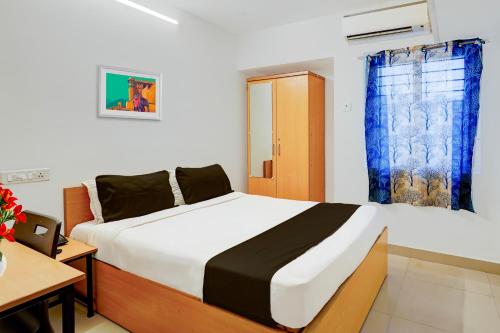 Rúm í herbergi á Super Hotel O Valasaravakkam Near Chandra Metro Mall