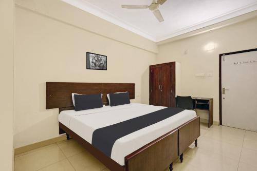 1 dormitorio con 1 cama grande y ventilador de techo en Collection O jagadamba Junction near Beach Road, en Visakhapatnam