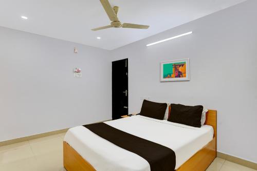 Giường trong phòng chung tại Super Hotel O Valasaravakkam Near Chandra Metro Mall