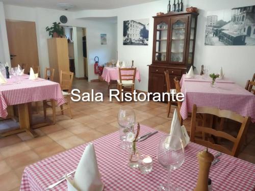 Um restaurante ou outro lugar para comer em MOUNTAIN HOTEL Osteria di MONTAGNA La Peonia Monte Generoso