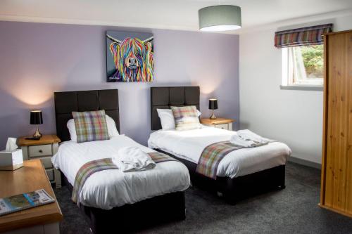 Cama ou camas em um quarto em The Knowes Hotel & Restaurant