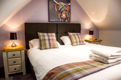 Cama ou camas em um quarto em The Knowes Hotel & Restaurant