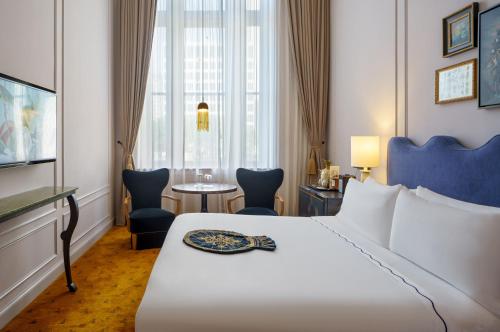 een hotelkamer met een bed en een tafel bij Maison Metier, in the Unbound Collection by Hyatt in New Orleans