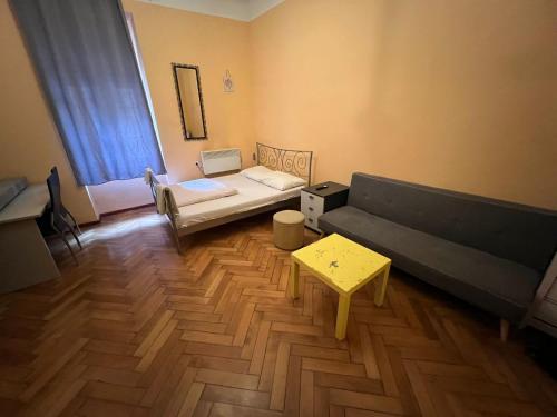 Giường trong phòng chung tại CENTRAL 2 ZAGREB