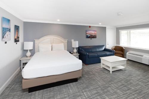 A bed or beds in a room at InnSeason Resorts HarborWalk