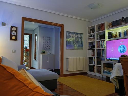 een woonkamer met een bank en een tv bij Apto. Las LLamas S20 Santander, Garaje y Wifi in Santander