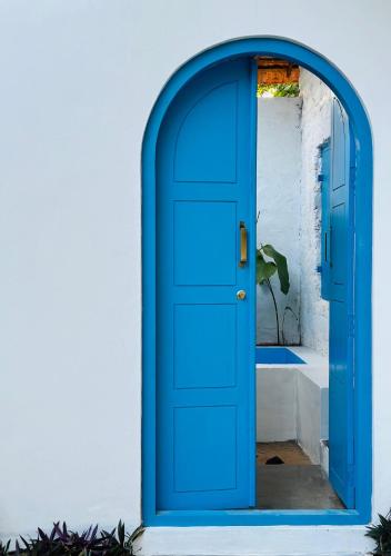 una porta blu di fronte a un edificio di Liv Inn Iyra - Boutique Stay a Varkala